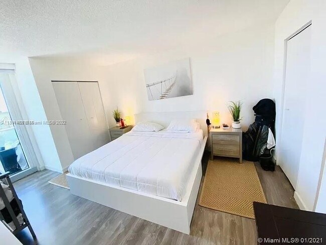 Foto del edificio - 100 Bayview Dr