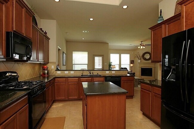 Building Photo - 18907 Cove Pointe Dr