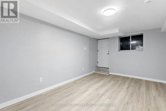 Building Photo - 883-883 Somerset St W
