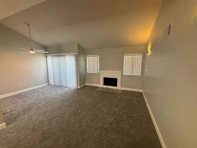 Building Photo - 2 Bedroom Condo for Rent in Canyon Country!