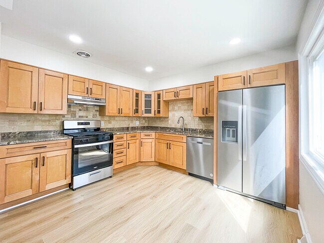 Foto del edificio - 623 Maple Ct