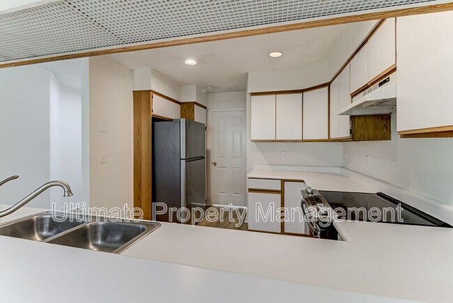 Building Photo - 6128 Inland Greens Dr