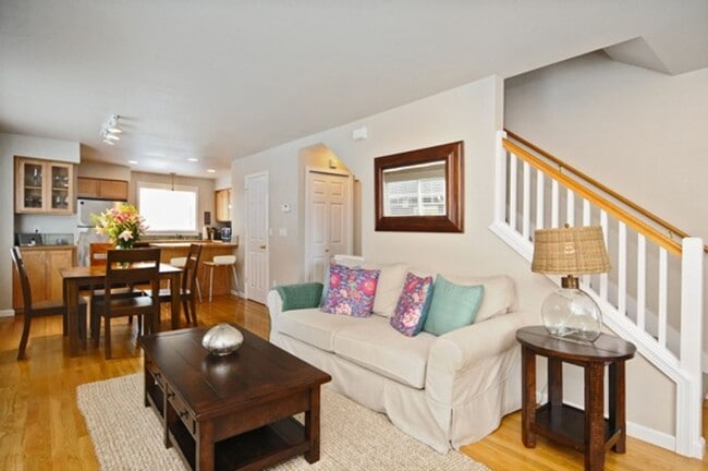 Building Photo - 2Bd/1.5Ba Seattle Townhome