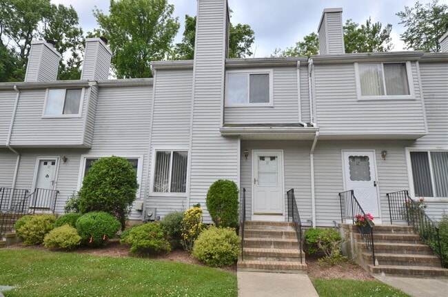 Building Photo - 11 Westbrook Ct