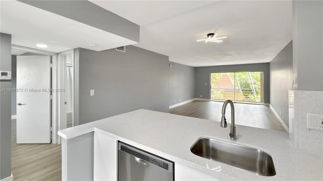 Building Photo - 3571 Inverrary Dr