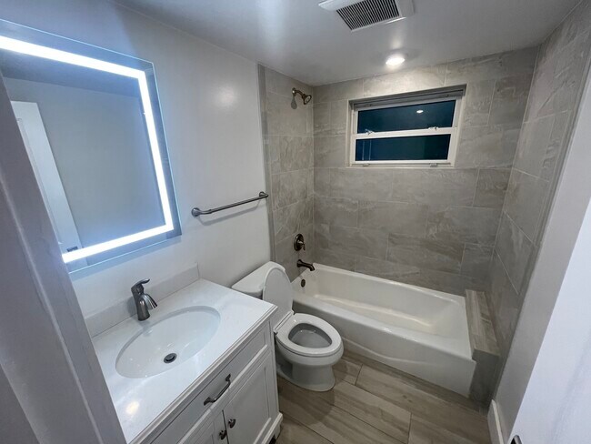 Foto del edificio - 127 Monroe Dr