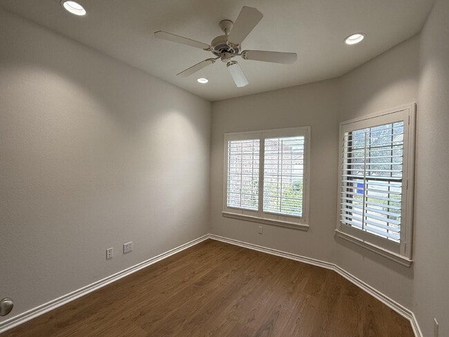 Foto del edificio - Modern Comfort Meets Cozy Living on Casual Cir!