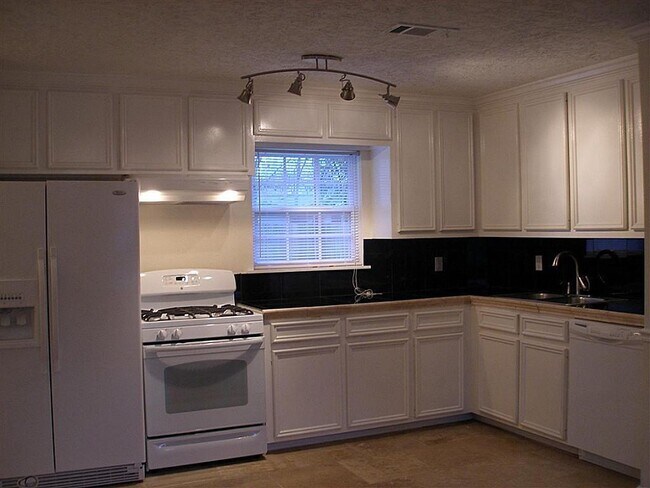 Foto del edificio - 6626 Corbin St