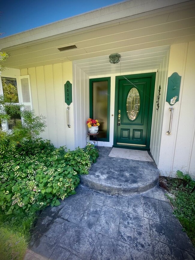 Building Photo - $3,900/month – Rare Country Feel on an Expansive Lot in One of Santa Rosa's Desirable Neighborhoods!