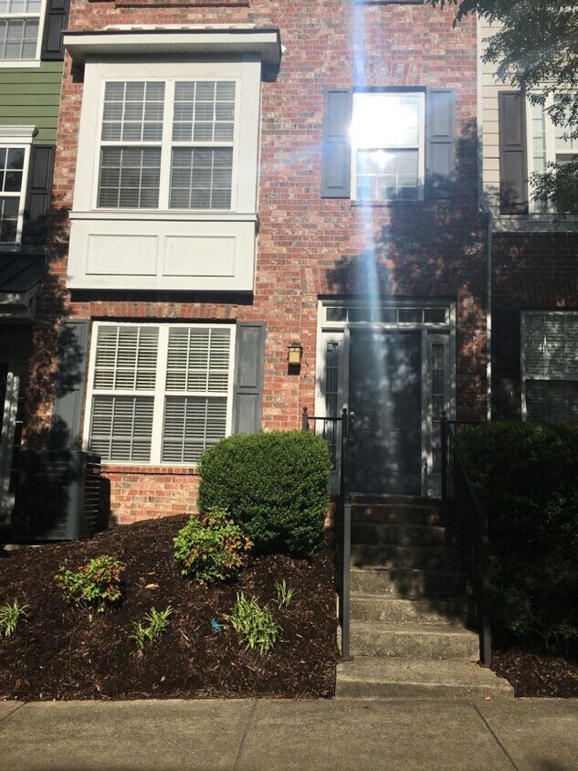 Foto principal - Large Townhome in Lenox Village