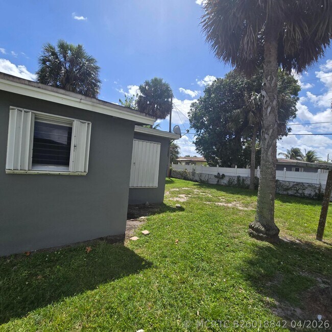 Foto del edificio - 3860 NW 8th Pl