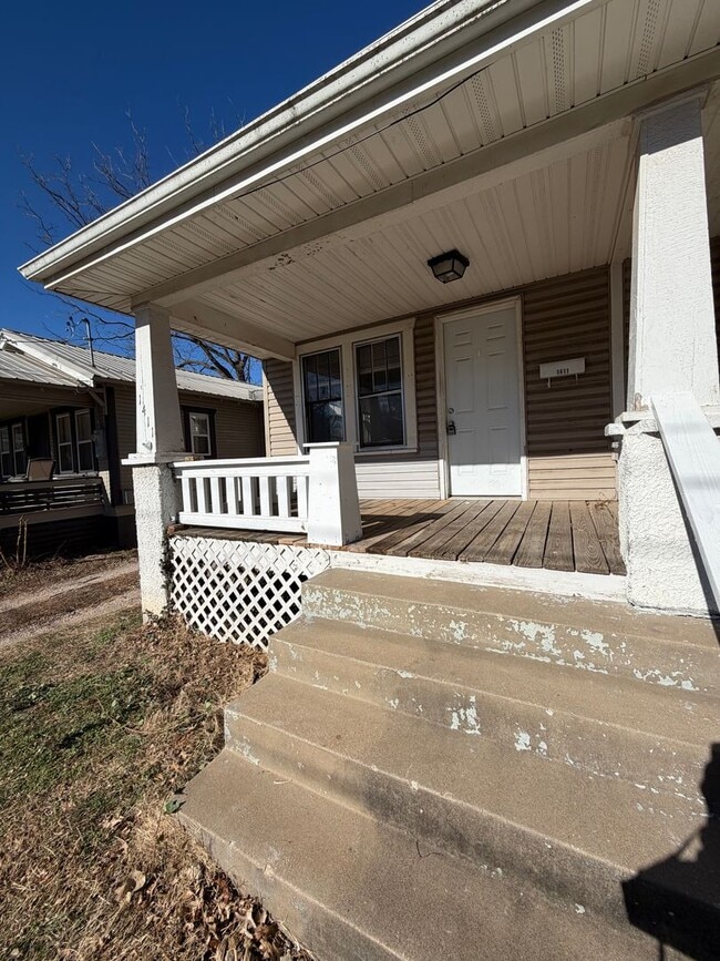Building Photo - Spacious Duplex