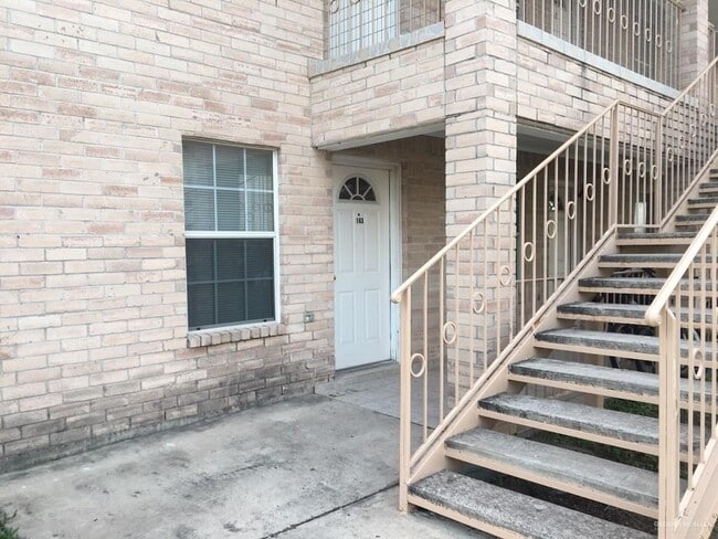 Building Photo - 11 Lilia Dr