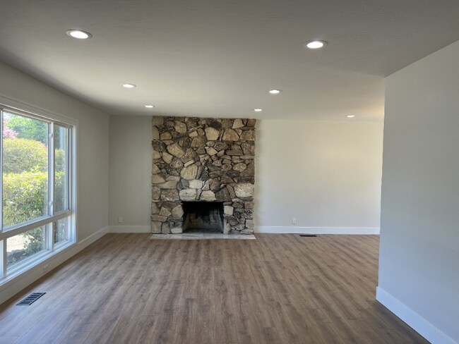 Foto del edificio - 641 Wintergreen Ln