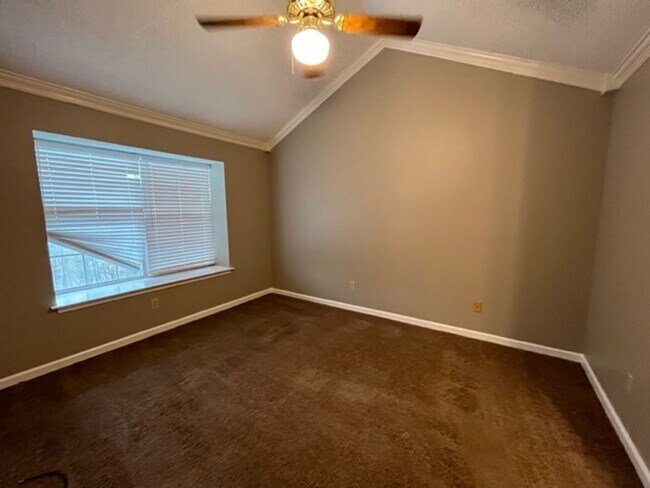 Building Photo - Renovated 2 bedroom 1.5 Bath Apartment for...