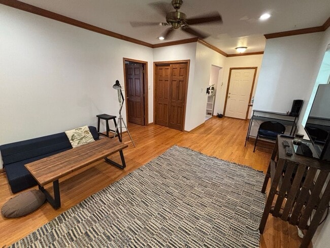 Building Photo - Modern Rogers Park 1 Bed Apartment