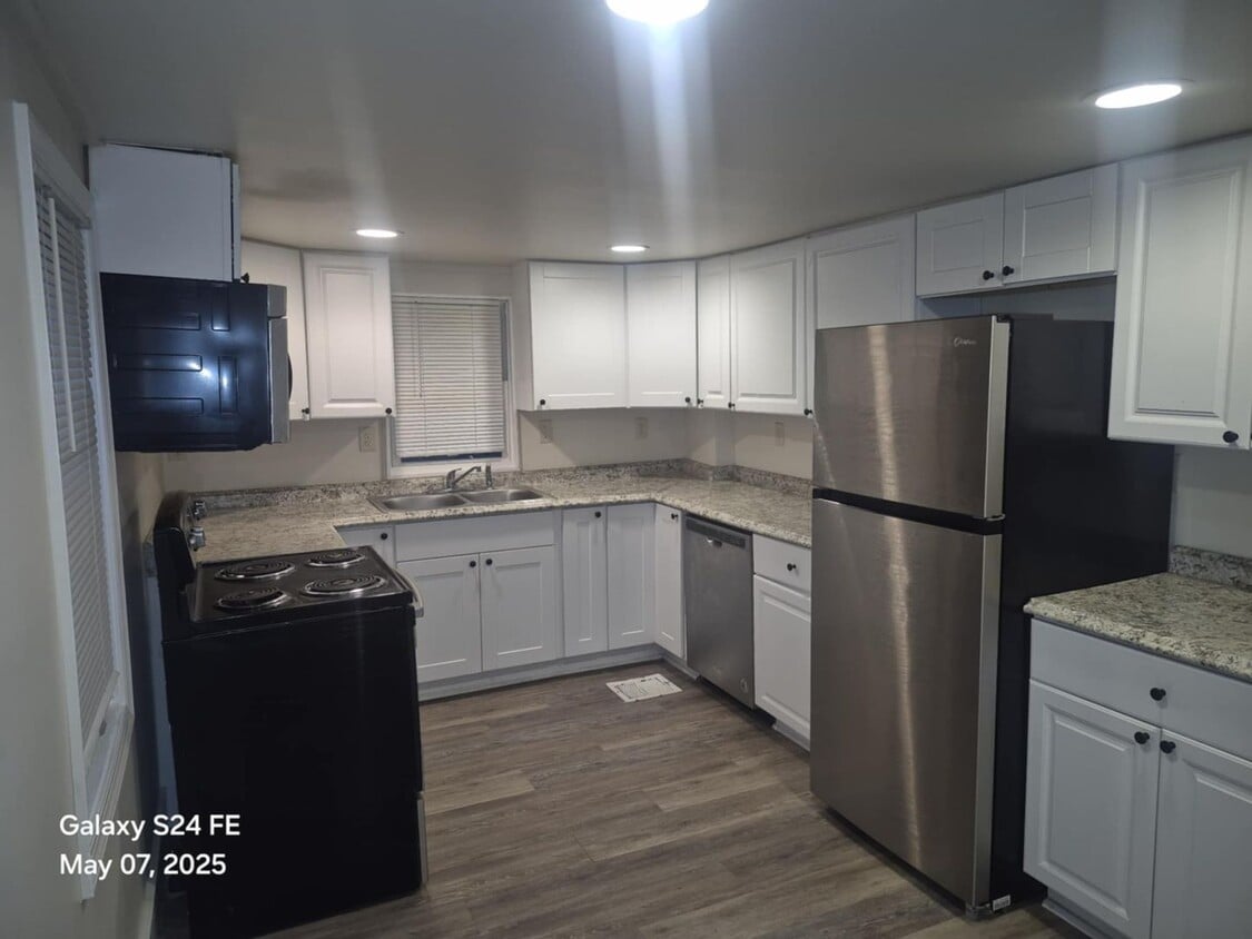 Primary Photo - 2 bedroom, 1.5 bathrooms, 2 levels