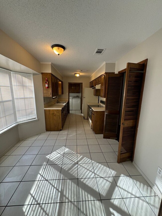 Foto del edificio - Fresh paint and new carpet…..