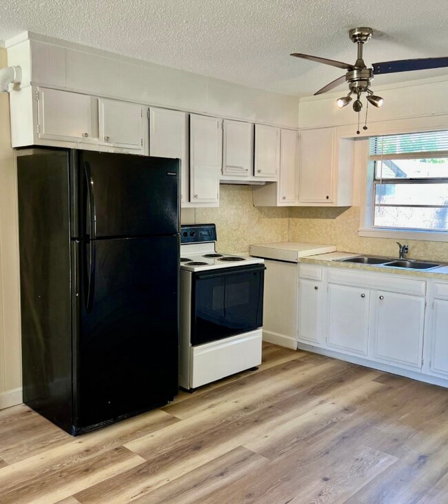 Building Photo - 818 Bay St