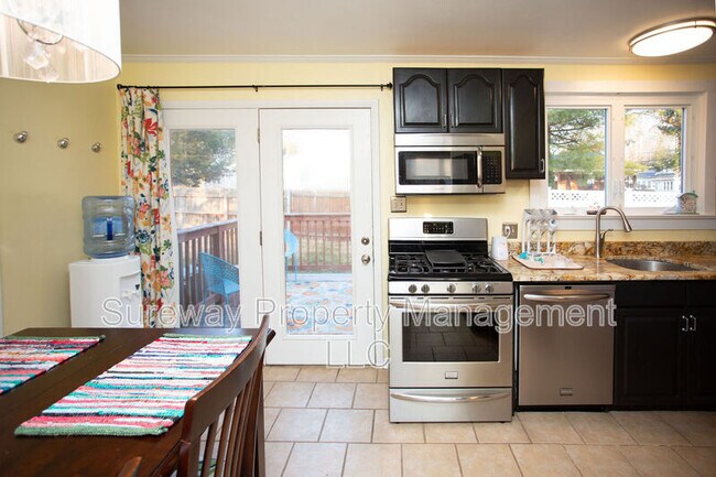 Building Photo - 833 Lincoln Ave