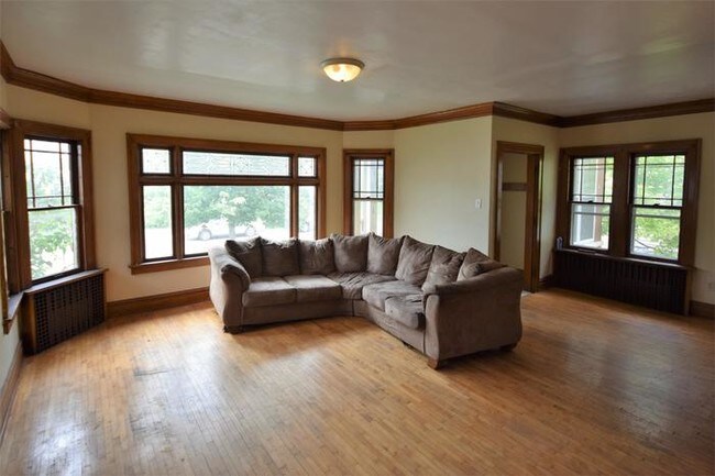 Building Photo - Spacious 3 Bedroom Single Family