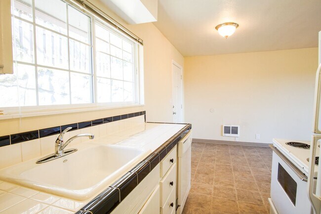 Foto del edificio - John's Landing 2Bdr w/Hardwoods, W&D, DW + Garage Parking!