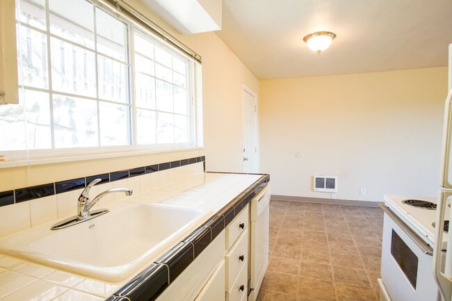 Building Photo - John's Landing 2Bdr w/Hardwoods, W&D, DW + Garage Parking!