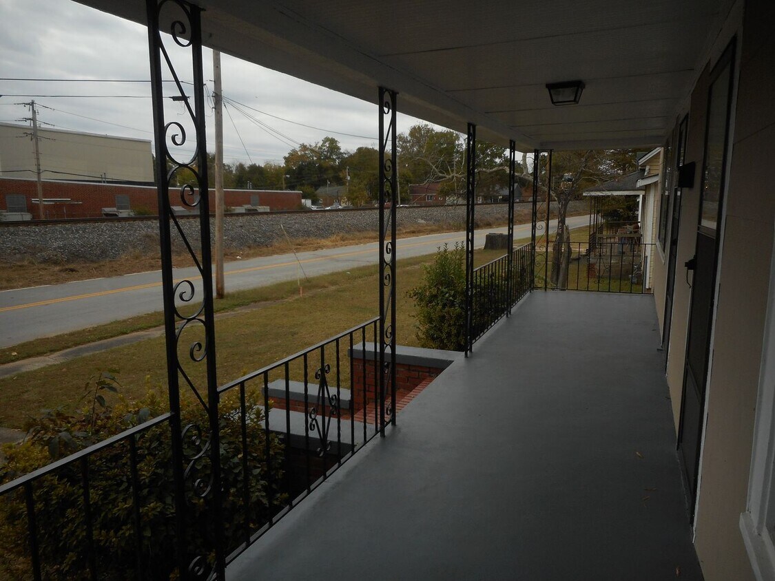 Foto principal - Charming 3-Bedroom, 1 Bathroom Ranch ***ON...