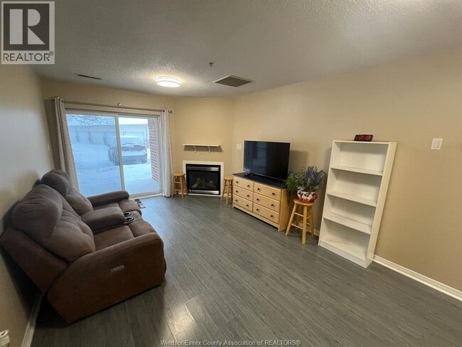 Building Photo - 3160 Wildwood Dr