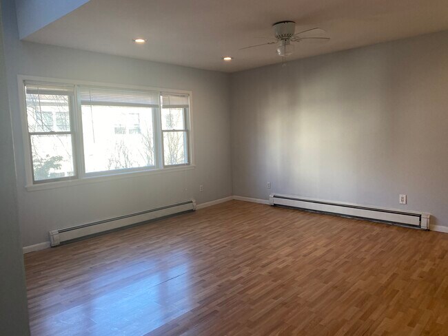 Large living room lots of light - 36 High St