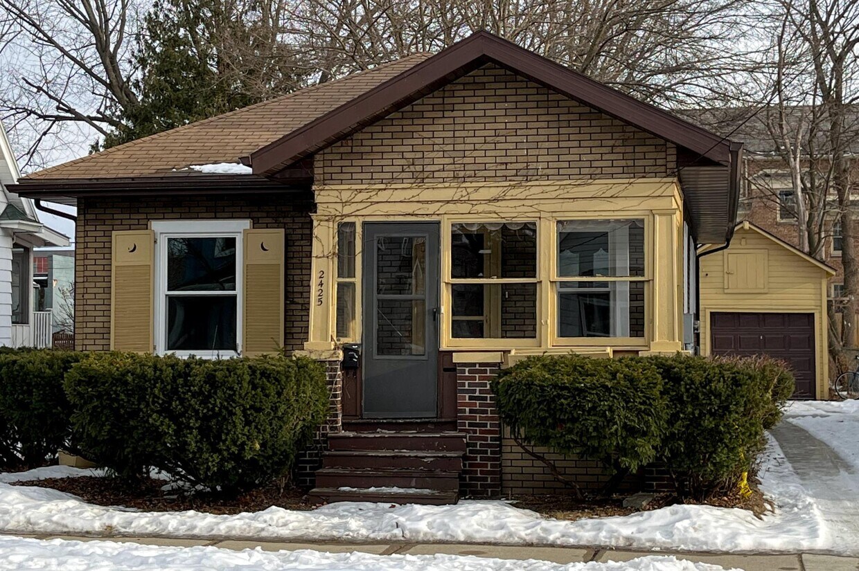 Primary Photo - 2425 E Mifflin St