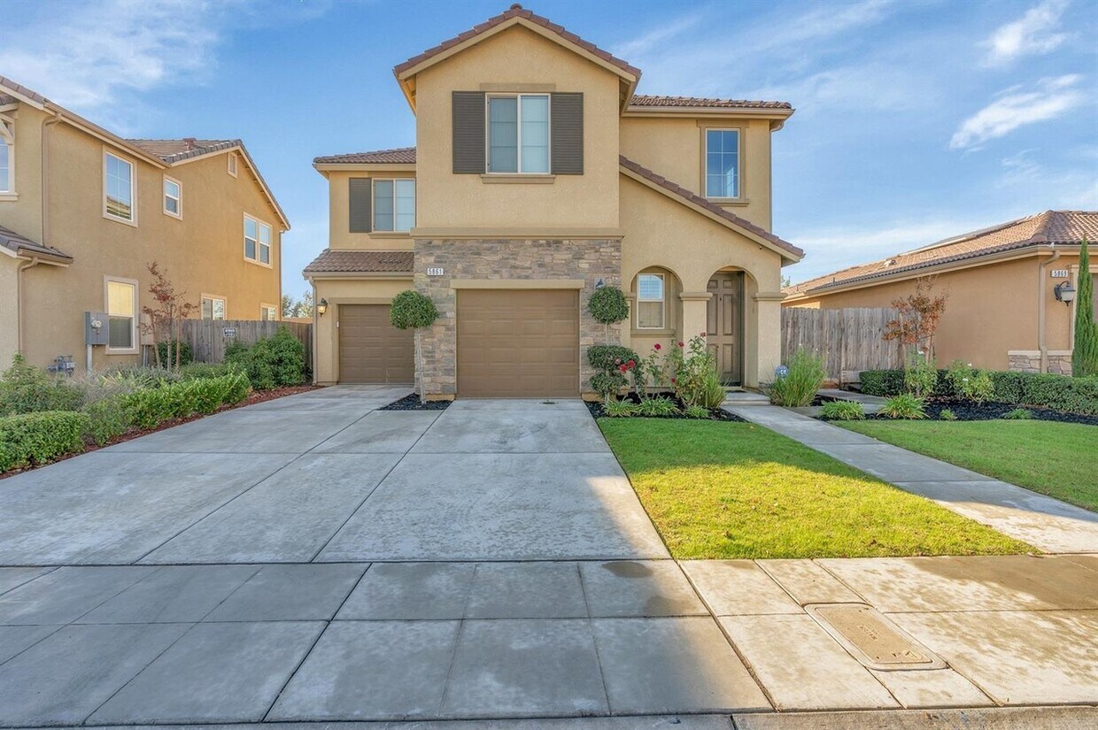 Foto principal - 5861 W Parr Ave