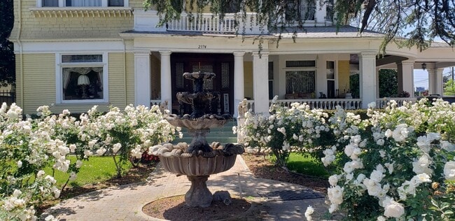 Jardín delantero a la luz del día - 2374 Mission Inn Ave