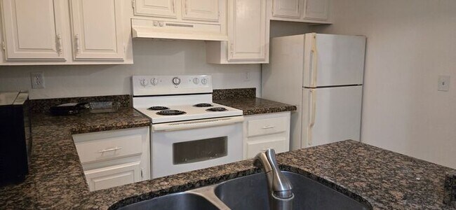Foto del edificio - Beautiful 2 bedroom 2 bath Condo New Paint and flooring throughout