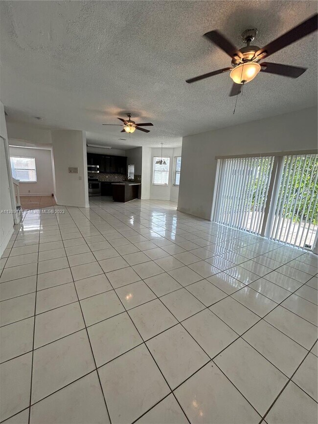 Foto del edificio - 18427 NW 11th St
