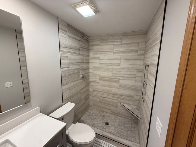 Building Photo - 916 1st St SE