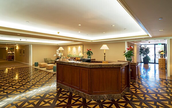 Lobby - 300 N Swall Dr