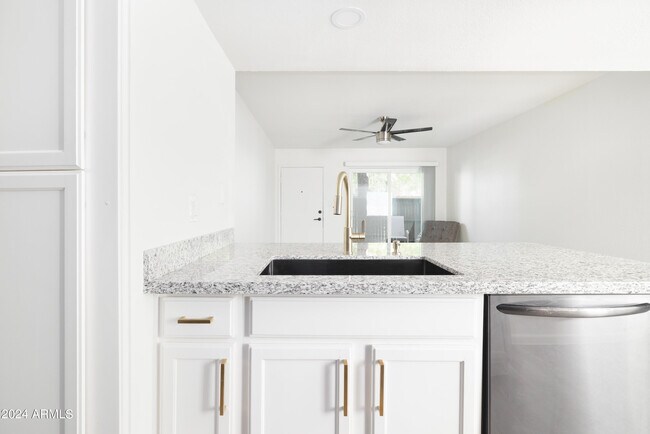 Foto del edificio - 2938 N 61st Pl