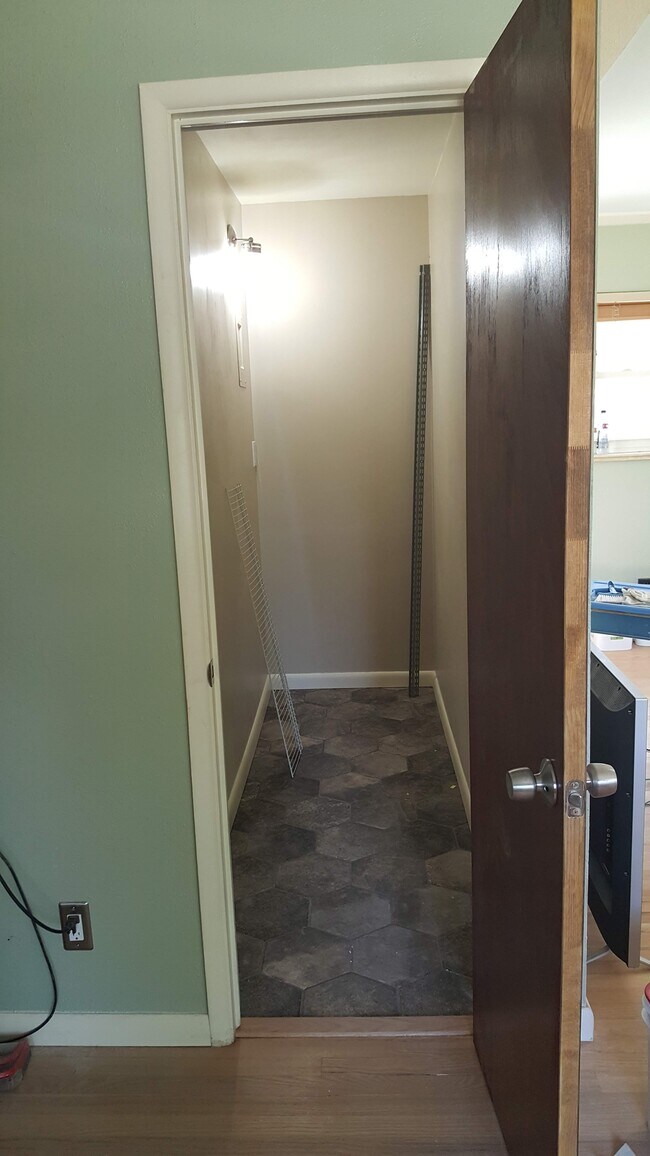 Building Photo - 614 W Shepperd Ave