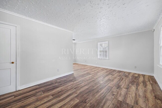 Foto del edificio - A MUST SEE !!!! FULLY RENOVATED AND SECTIO...