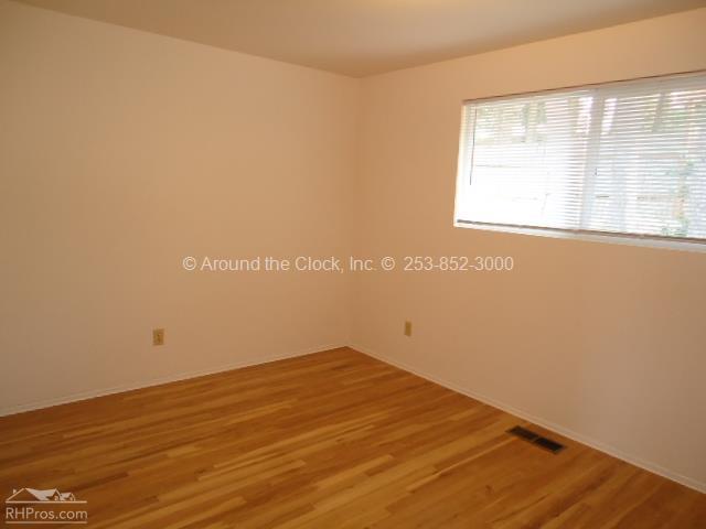 Building Photo - 951 E Maple St