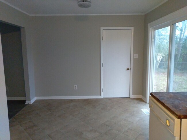 Building Photo - 3 Bedroom, 1.5 bath house with one car garage