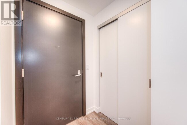 Building Photo - 15 Wellington St S