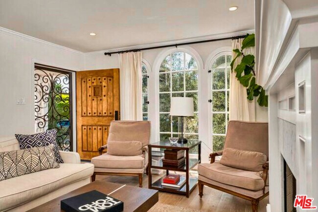 Foto del edificio - 818 N McCadden Pl