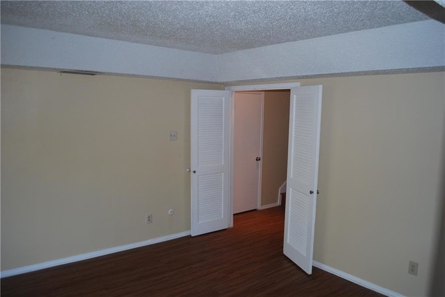 Building Photo - 6112 Summer Creek Cir