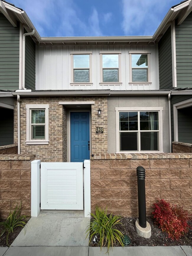 Foto del edificio - Gated 3+2.5 w/loft, walk-in pantry + dual ...