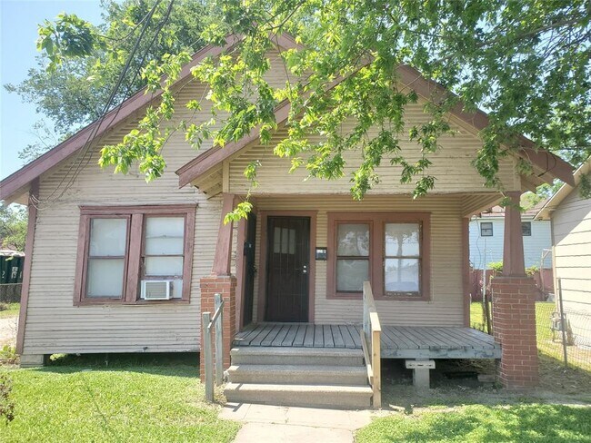 Building Photo - 121 N Hagerman St