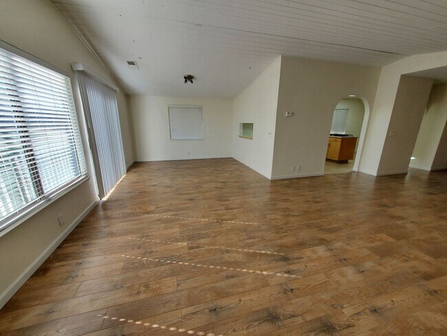 Foto del edificio - Updated 3bd/2ba House One Block from Ocean...