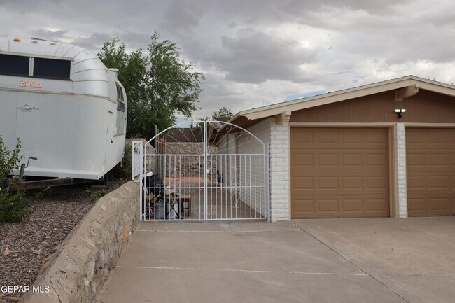 Building Photo - 6704 La Cadena Dr
