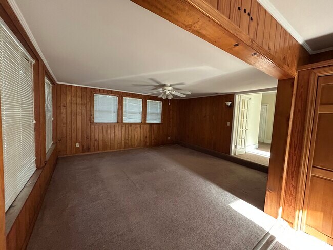 Foto del edificio - 409 E Barnard St